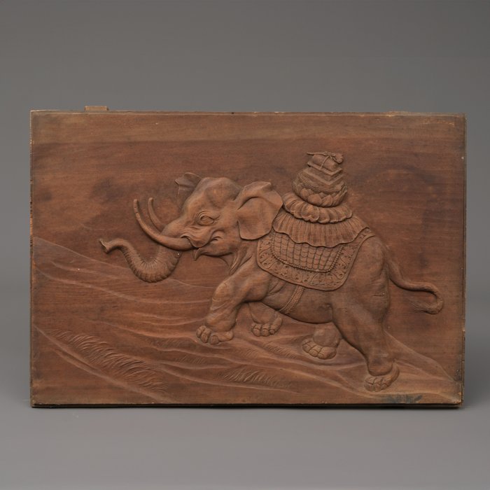 Reliefpanel af en elefant - Træ - Japan - Meiji-perioden (1868-1912)