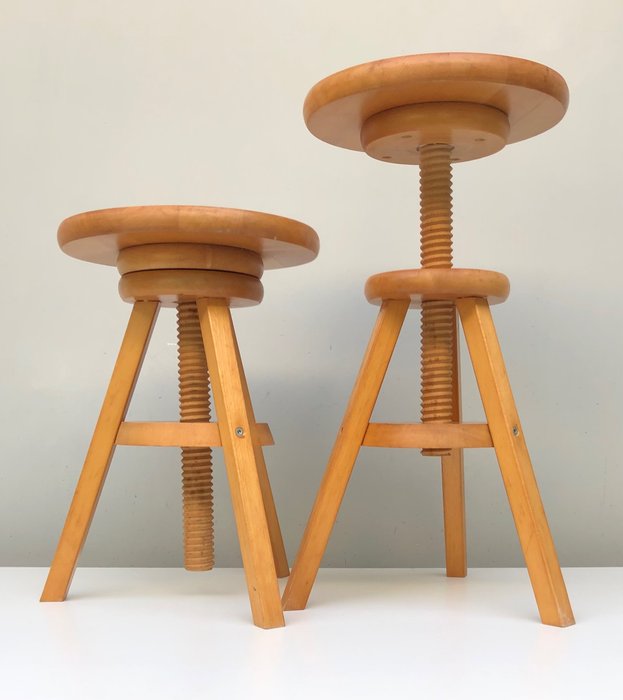 Stołek - Dwa stołki studyjne wykonane z litego drewna bukowego.