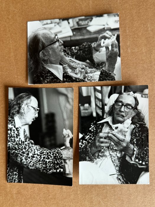Enrique Sabater (1936-2013) - 3 fotografias de Salvador Dali trabajando en una pieza de cera