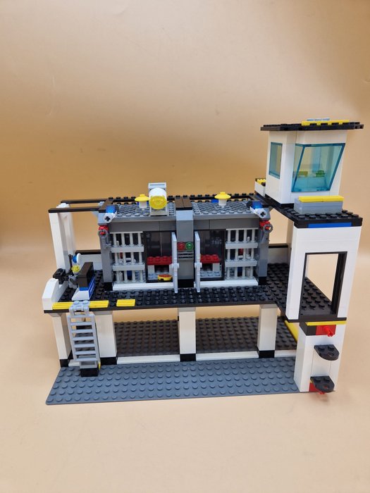 Lego - By - Police Station