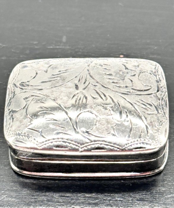 No reserve-Stevige 1e gehalte zilveren Pillendoos met florale decoraties en verfijnde gravures - Pastillero - .925 plata