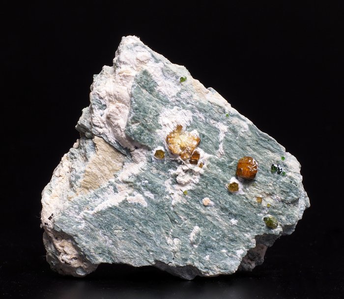 Andradit Krystaller i indlejring - Højde: 5.5 cm - Bredde: 6 cm- 70 g