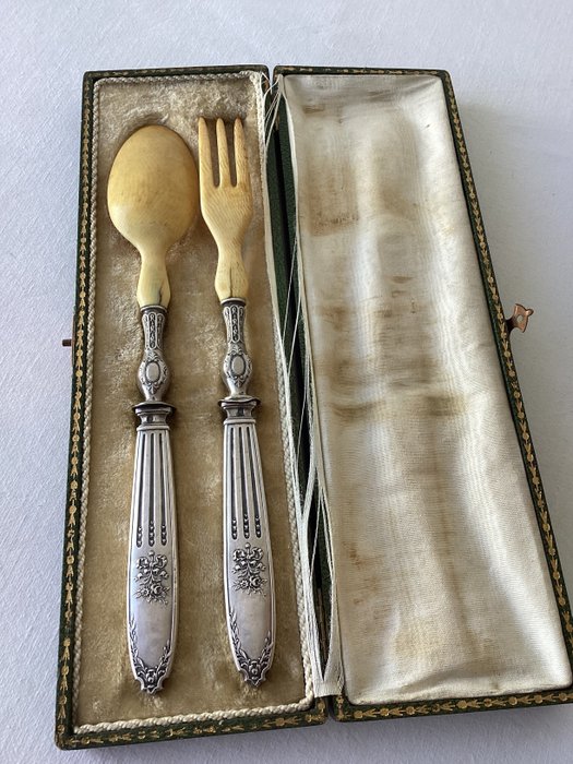 沙拉餐具 (2) - 密涅瓦銀色福雷泰特，裝飾有羅可可、月桂葉和繫有絲帶的 - 1850-1900