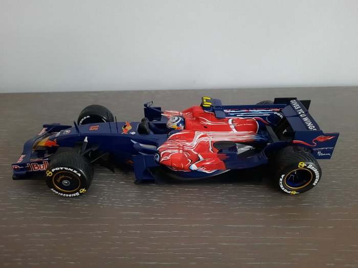 Minichamps 1:18 - Rennwagenmodell - Scuderia Toro Rosso STR4 - Das S.Vettel-Auto