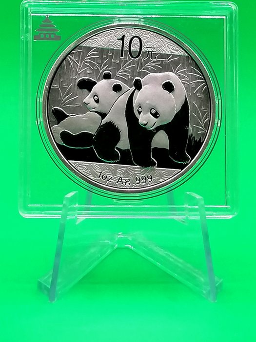 Kiina. 10 Yuan 2010 Panda Moneta d'Argento, 1 oncia (999,9/1000) Raffigura 2 orsi Panda  (Ei pohjahintaa)