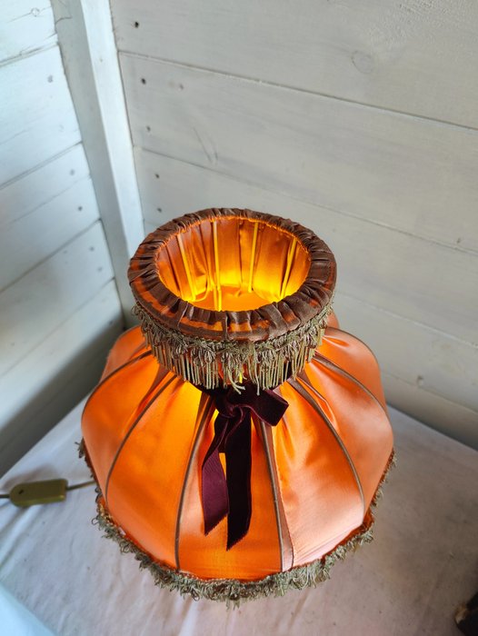onbekend - Een prachtige roze zijden tafellap - Table lamp - Vintage lamp - Brass