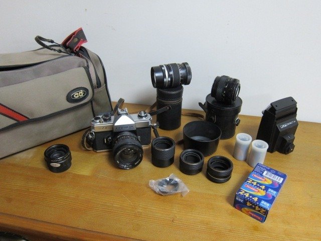 Fujica ST701 + 35/55/135mm + 3 films (27exp) + acc. Analogue camera