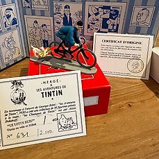 Tintin – 4524 – Tintin en vélo avec Milou – Le Lotus Bleu