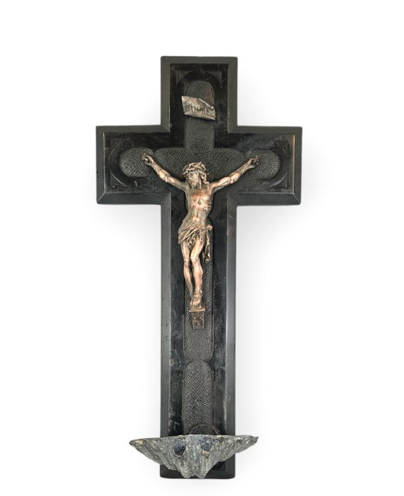  Kruzifix - Holz, Patiniertes Zamak. Segenstopf aus Zinn. - 1850-1900 