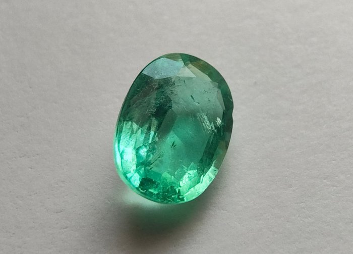 Minor oil vivid green Emerald - 0.90 ct