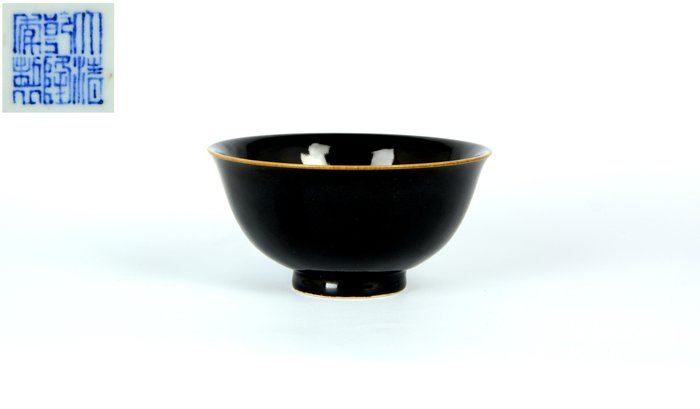 中国单色镜面黑釉碗，乾隆款 - 无底价 - 瓷 - 中国 - 清朝（1644 年 - 1912 年，大清）