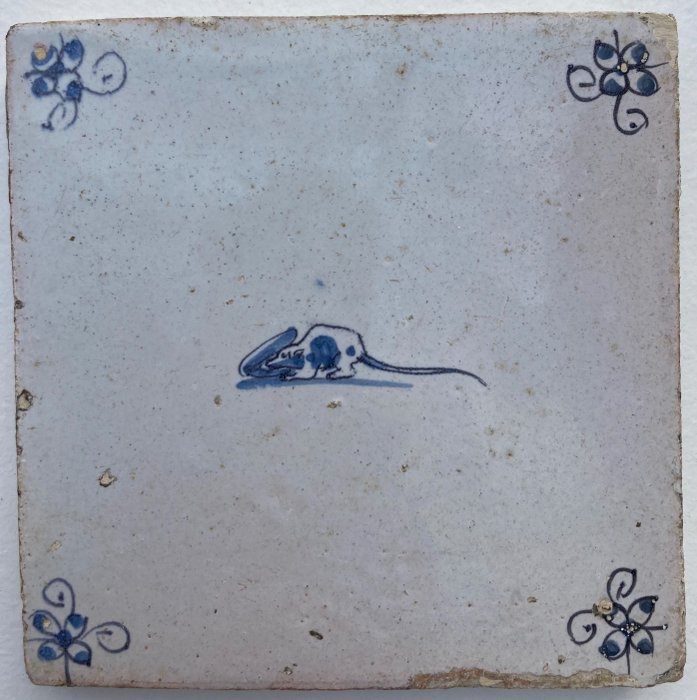 瓷磚 - 罕見的古董代爾夫特藍色瓷磚，上面有一隻老鼠在捕鼠器裡 - 1600-1650 