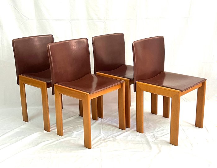 Cadeira - Conjunto de quatro cadeiras de madeira com assento de couro