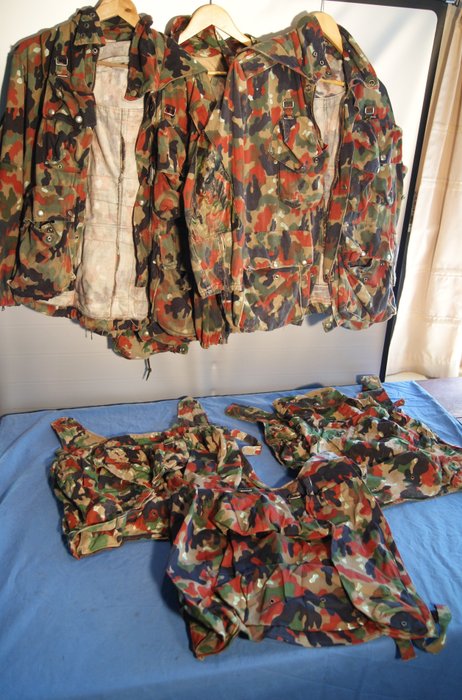 Switzerland - 3 pieces of Swiss Alpinist parkas with accompanying backpack. - Military equipment