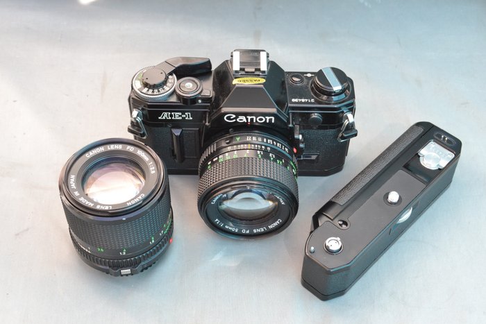Canon AE 1 Zwart + 50mm F1.4 + 100mm F2.8 + winder Analoginen kamera
