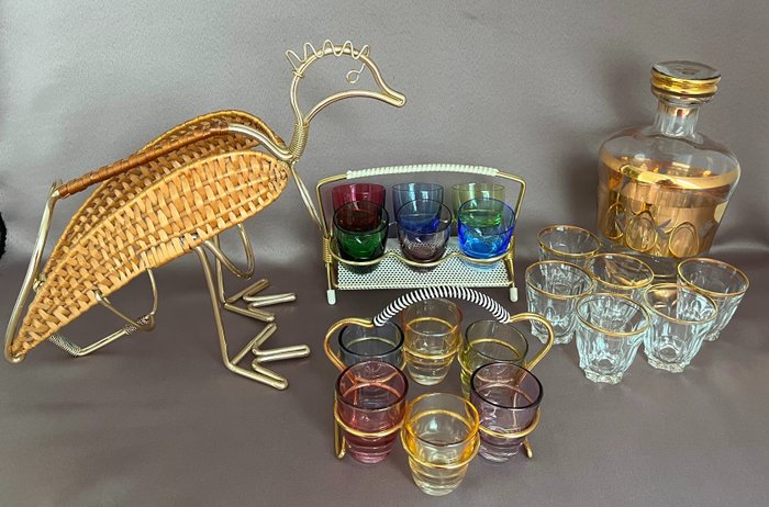 Karaf - Vintage sets met glaasjes, karaf en flesdrager - glas, metaal, riet