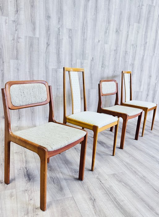 Krzesło - Zestaw czterech krzeseł z lat 70-tych i 80-tych - drewno wiśniowe, teak, tekstylia
