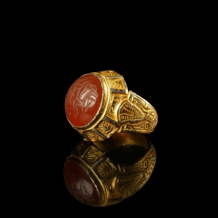 伊斯蘭 镶有凹雕红玉髓凸圆形宝石的戒指  (没有保留价)