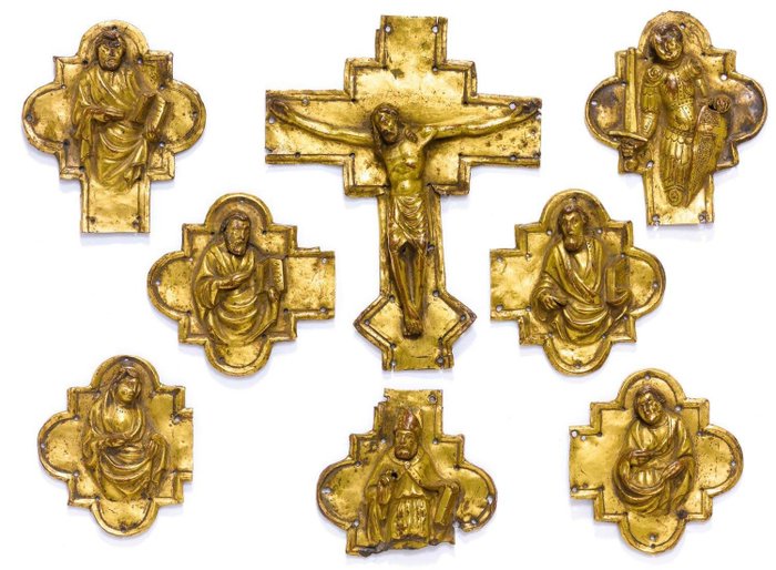 Kreuz (8) - Kupfer - Teile eines Vortragekreuzes, Toskana, frühes 15. Jahrhundert.