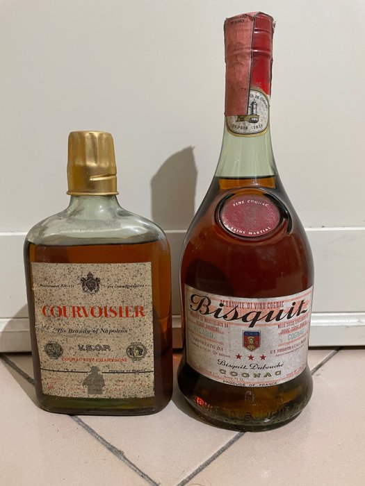 Bisquit, Courvoisier - 3 Star + VSOP 35cl Flask  - b. 1950er Jahre, 1960er Jahre, 1970er Jahre - 75 cl, n/a (35cl) - 2 flaschen