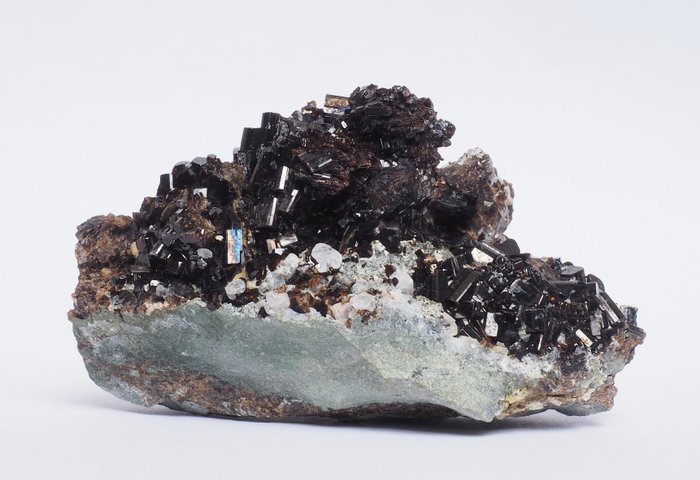 Vesuvianit Kristalle auf Muttergestein - Höhe: 5.5 cm - Breite: 8.5 cm- 150 g