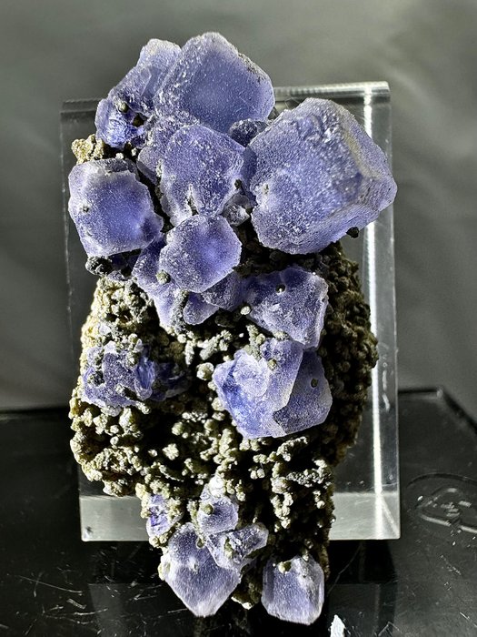 Splendida fluorite Viola perfetta, con cristalli definiti e luminosi collezione privata - Altezza: 5.1 cm - Larghezza: 2.6 cm- 18 g - (1)