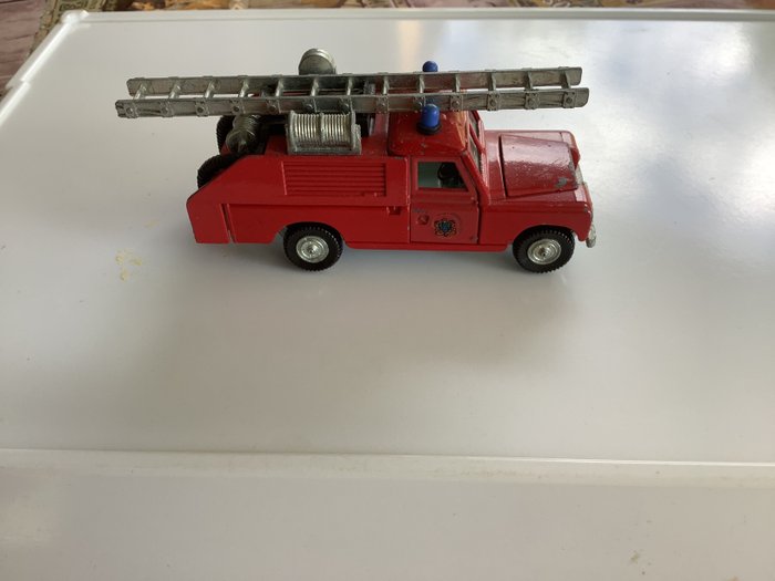 Dinky Toys 1:43 - Model car - ref. 282 Land-Rover Firetruck - Year 1974. In very nice condition.