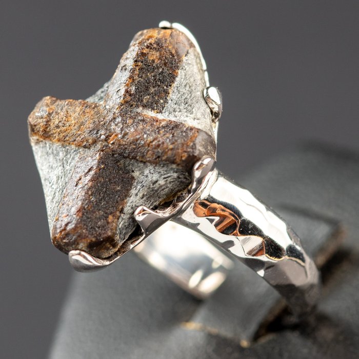 "Fee Kruis" Zilveren ring - Stauroliet - Hoogte: 27.5 mm - Breedte: 22.5 mm- 9 g