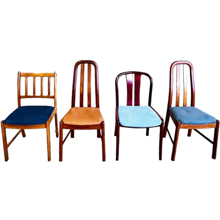 Tuoli - Neljän tuolin setti 70- ja 80-luvuilta - kirsikkapuu, tiikki, tekstiilit