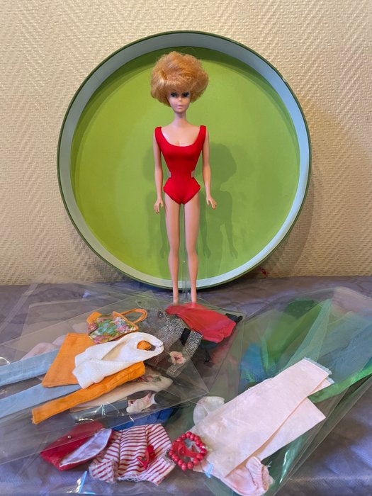 Mattel  - 芭比娃娃 and 6 Sets of Clothes - 1960-1970