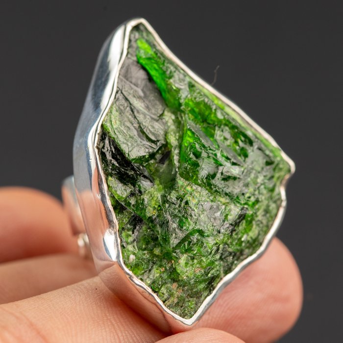 镶嵌着极具魅力的宝石的戒指 美丽的透辉石铬宝石原石状态 - 高度: 45 mm - 宽度: 32 mm- 30 g