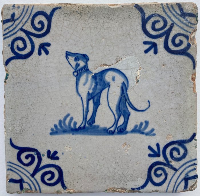 瓦 - 代尔夫特蓝色瓷砖显示一只带项圈的灰狗 - 1600-1650年 