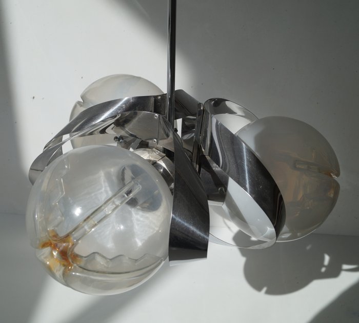 簇式吸顶灯 - 1970 年代吊灯，配有金属装饰框架和三个大玻璃球