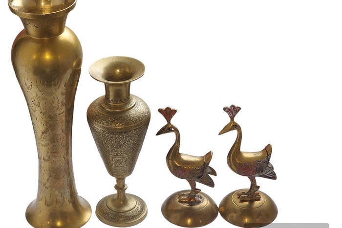 Vasos e pavões - Latão - Índia - Vintage