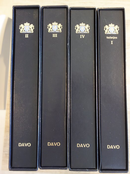 Nederland  - Tilbehør 4 luksuriøse Davo-album deler II, III, IV og ark I perioden 1945-2001