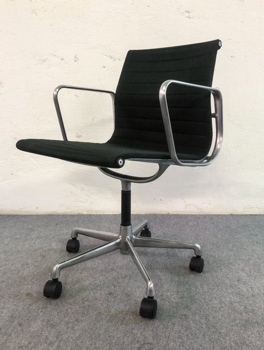 ICF - Charles Eames, Ray Eames - Cadeira - EA108 - Alumínio, Têxteis