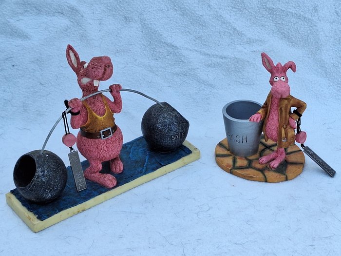 De Stamgasten ( Ab Normaal ) - Toon van Driel - Figura in miniatura - Gewichtheffer en vuilnisbak voor op bureau  (2) - Composito