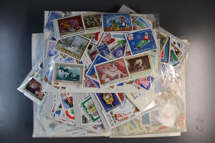 Hungary  - Hungary over 10,000 stamps in bags