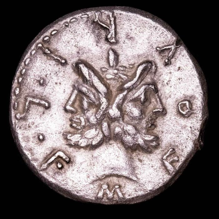 República Romana. M. Furius L. f. Philus, 119 BC. Denarius Minted in central Italy, 119 B.C.  Roma standing left, holding spear and crowning trophy of Gallic