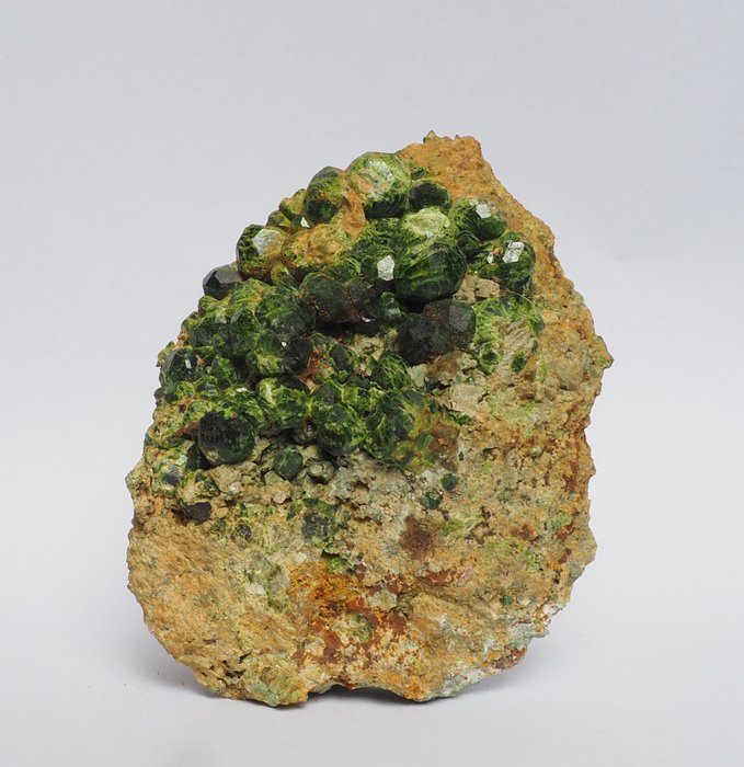 钙铁榴石 水晶矩晶体 - 高度: 10 cm - 宽度: 8 cm- 40 g