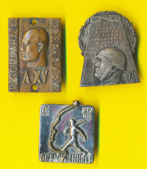 Italien - Rangabzeichen - Mussolini 3 distintivi raffiguranti il Duce - 20. Jahrhundert - Mitte (2. Weltkrieg)