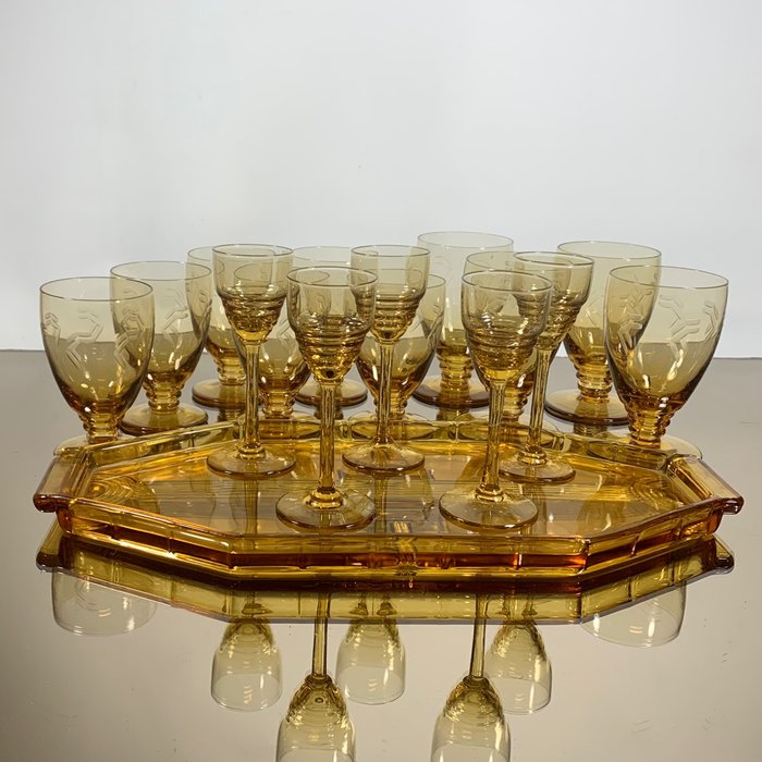 Glasservice (16) - Art-Deco-Tablett aus bernsteinfarbenem Glas mit Gläsern