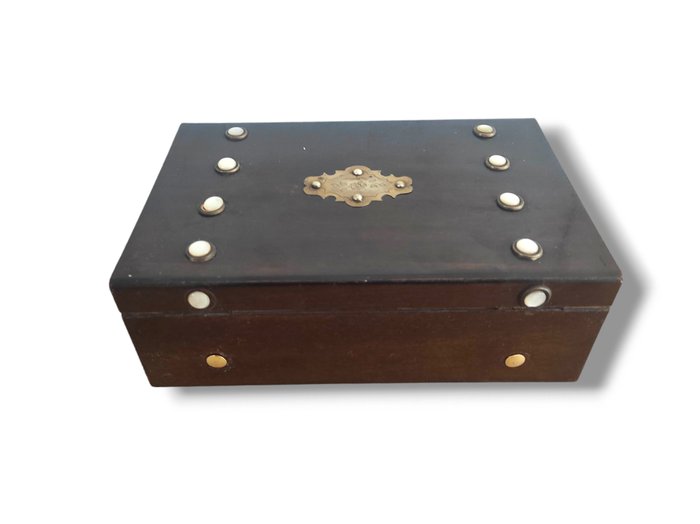 盒子 - 带饰钉和花卉装饰的茶盒 - 木, 黄铜色
