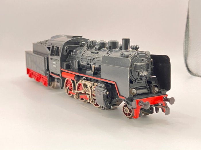 Märklin H0 - 3003 - Locomotora de vapor con ténder (1) - BR 24 058 “Caballo de estepa” - DB