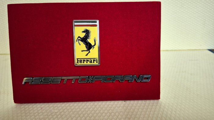 Badge - Ferrari - Scritta Assetto Fiorano e Stemma cofano Ferrari - 2000