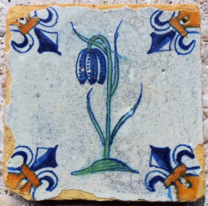 Azulejo - Azulejo antiguo con flor de fritillary. - 1600-1650 