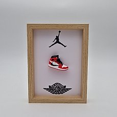 Lijst- Mini sneaker “AF1 Air Jordan 1 Travis Scott Chicago” ingelijst  – Hout