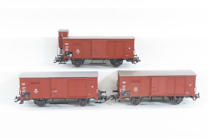 Märklin H0 - 48784 - Σετ τρένου μοντελισμού μεταφοράς εμπορευμάτων (1) - Σετ φορτάμαξας 3 τεμαχίων με κλειστά φορτηγά βαγόνια 2 αξόνων, εν μέρει με καμπίνα φρένων - DB