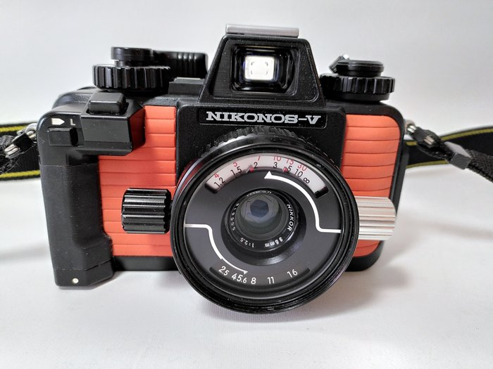 Nikon Nikonos V + 35mm f2.5 + The Nikonos Handbook Analoge Kamera