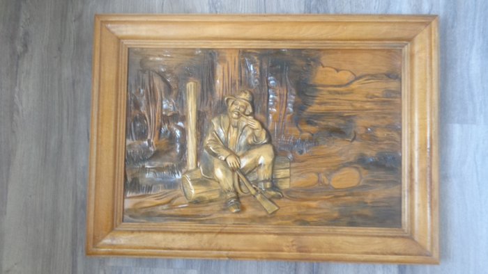 Relief, Altes Relief Bild - Jäger sitzt auf einen Stamm und raucht eine Pfeife  - Wandbild - 0 cm - Wood + Unknown